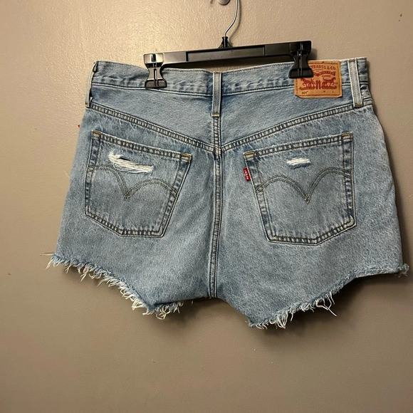 Levi’s shorts - 501 med/light blue button fly cut-off distressed - Picture 4 of 9
